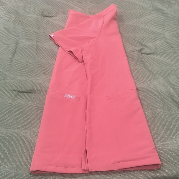 Figs mauve two pocket scrub top. Excellent condition. - Picture 8 of 9